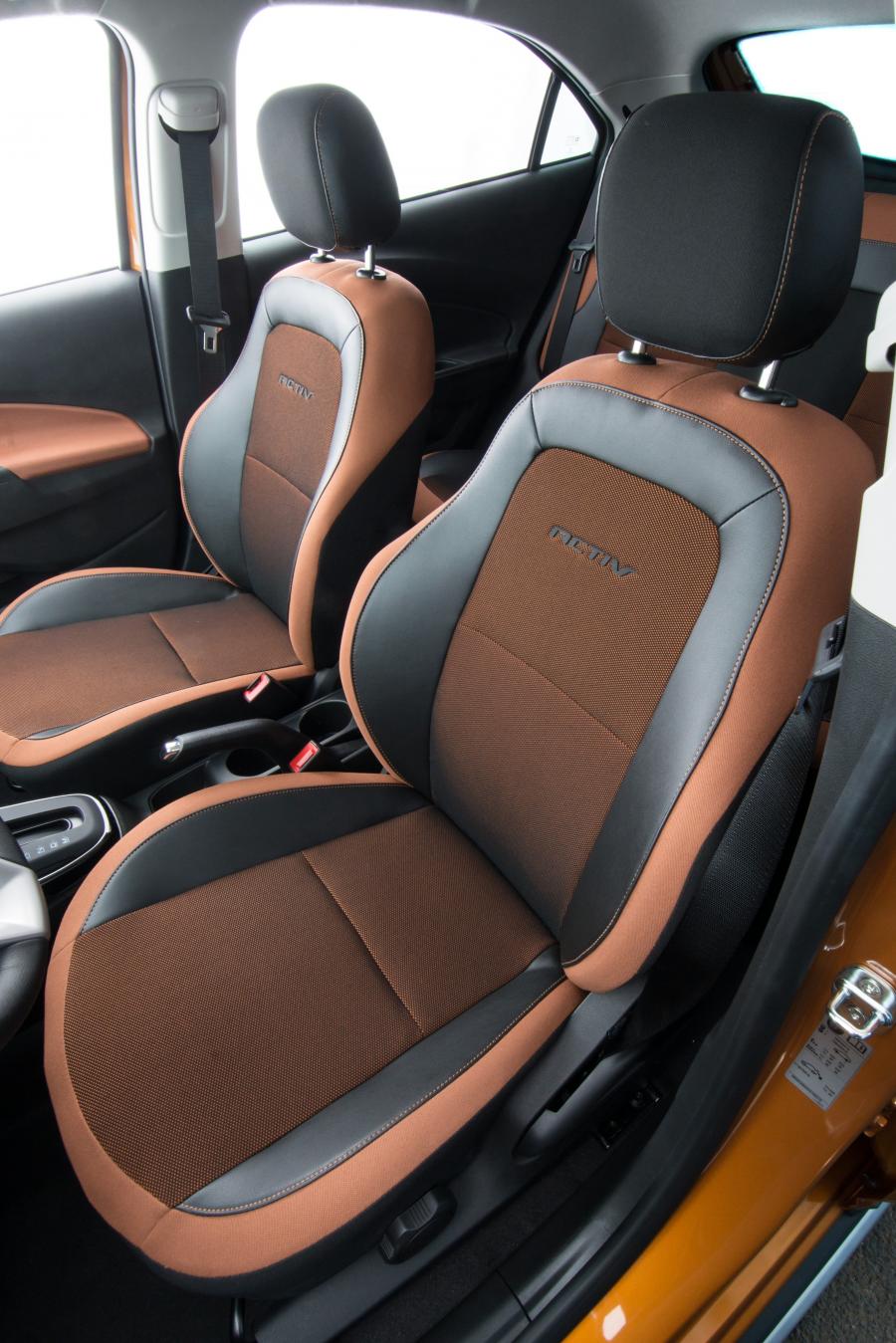Интерьер Chevrolet Onix Activ 2016 года  (фото 26 из 44)